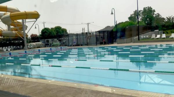 Glen Eira Sports and Aquatic Centre (GESAC) closed the outdoor pool due to bad air quality. 13th January 2020 The Age news Picture by Joe Armao
