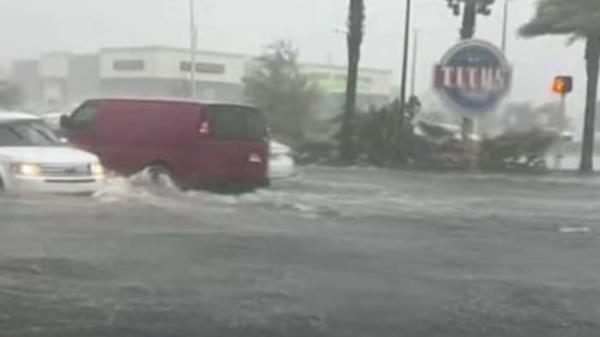观众的照片和视频显示风暴席卷佛罗里达州中部