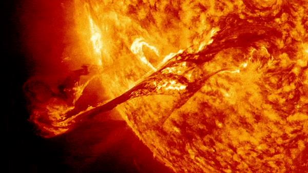 超级耀斑的生命火花:一个暴风雨般的年轻太阳如何启动地球上的生命